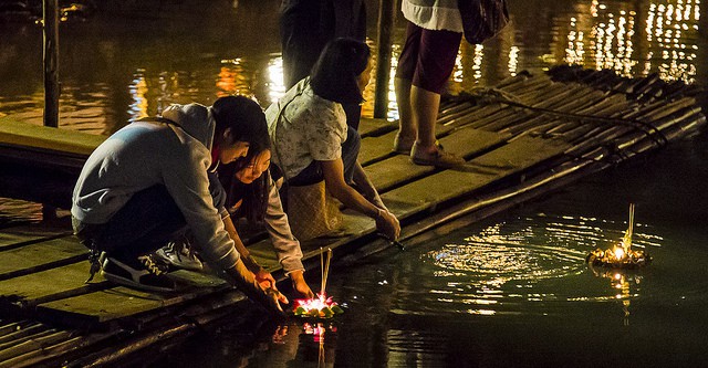 loy krathong chiang mai - water lights